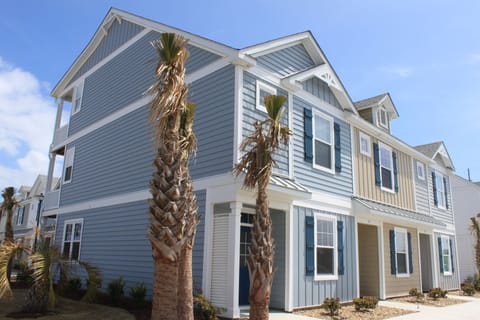 End unit with palms
