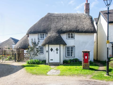 Swallows Cottage is an 18th century cottage in a quiet lane in Bere Regis 