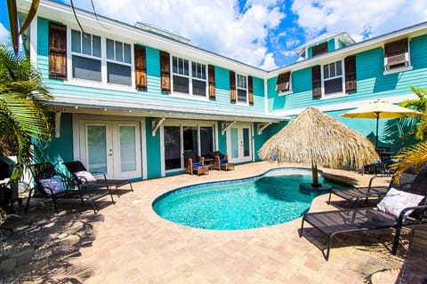 Saltwater Pool and Lounge