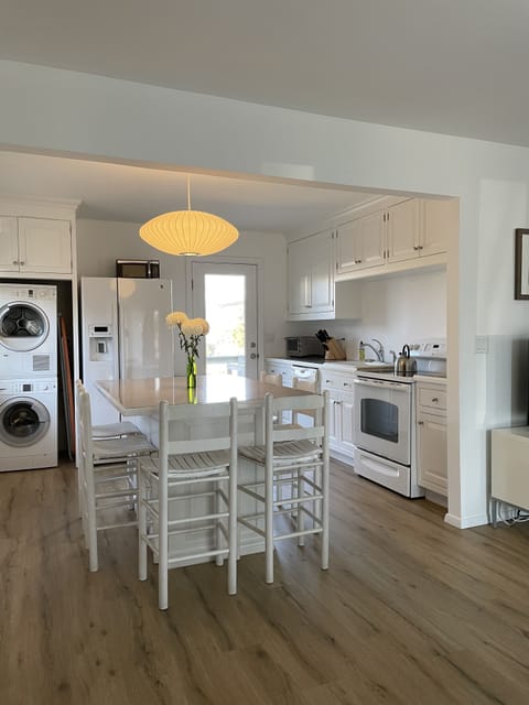 Kitchen with Washer/Dryer