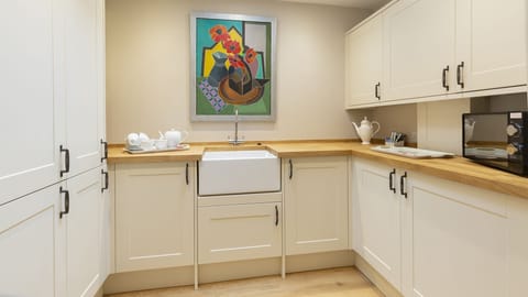 Kitchen with Belfast Sink, 14 Vineyard Street, Bolthole Retreats