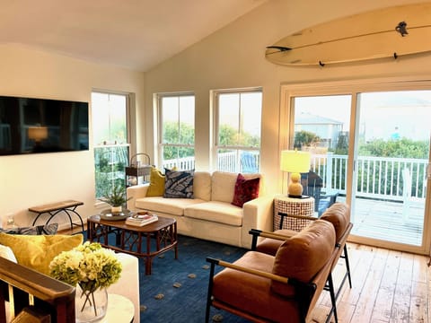 BEAUTIFUL SURF THEMED LIVING ROOM