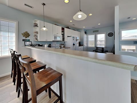 Full Size Kitchen with Breakfast Bar