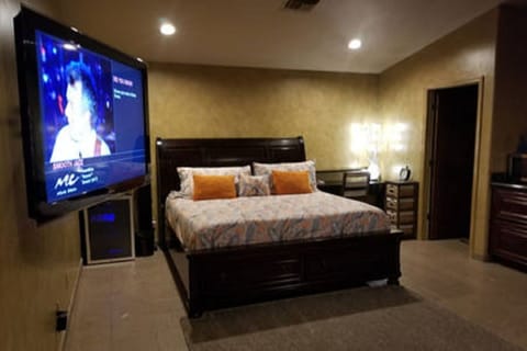 Come relax in this California kind bed with a Tempur-pedic mattress