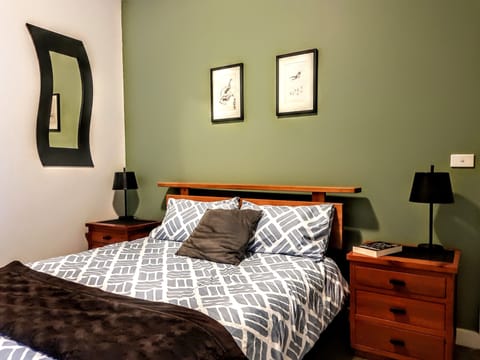 Main bedroom queen bed. wall mounted TV 