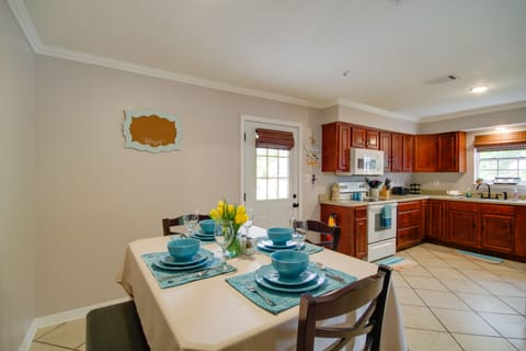 Dining Area | Dishes & Flatware Provided
