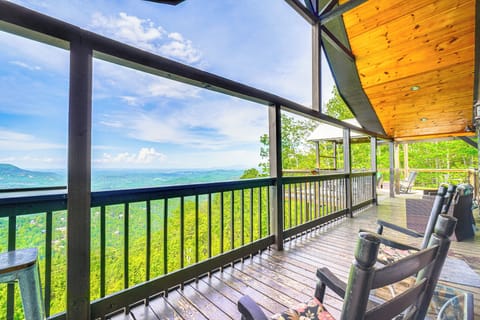 Pigeon Forge Vacation Rental | 3BR | 2BA | 1 Step Required | 3,200 Sq Ft