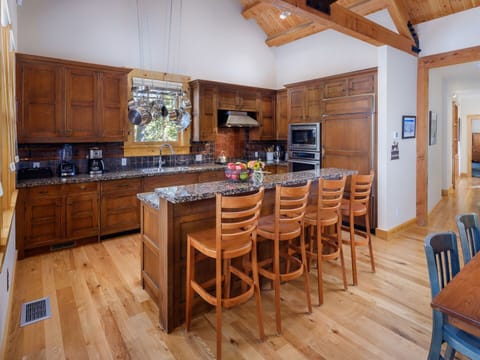 Kitchen / Breakfast Bar