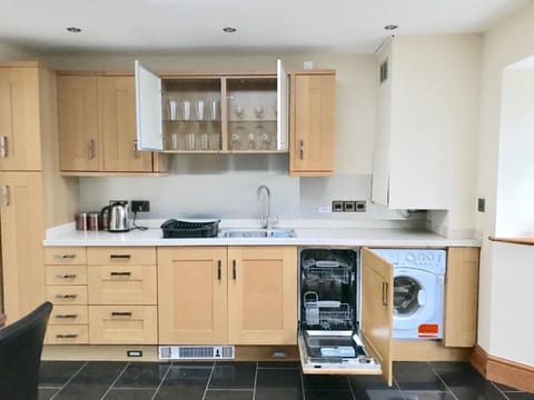 Washing machine and dishwasher provided