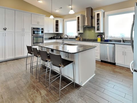 Full Size Kitchen with Breakfast Bar