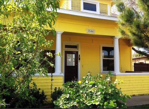 Charming Yellow house! 