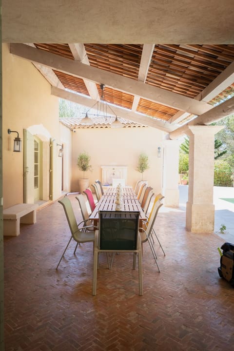 Terrasse. 16 table sittings, facing the pool and a spectacular golf view.