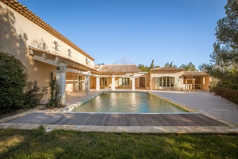 Grande villa et son parc. Un boutique-hotel de luxe...mais privé. Au calme.