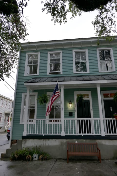 Built in 1900 on E. Broad and Huntingdon in the Beach Institute area. FREE PARK