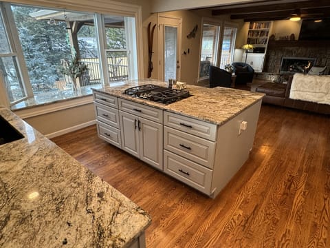 People love gathering 'round the island before dinner