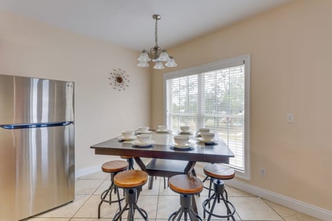 Dining Area | Dishes & Flatware Provided