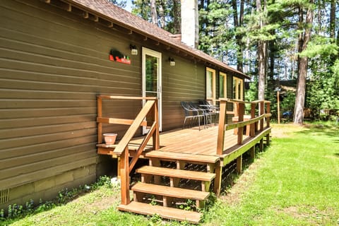 Big deck to have a peaceful evening over looking the lake