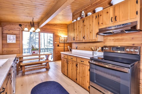 Beautiful kitchen area with plenty of space to make meal prepping easy