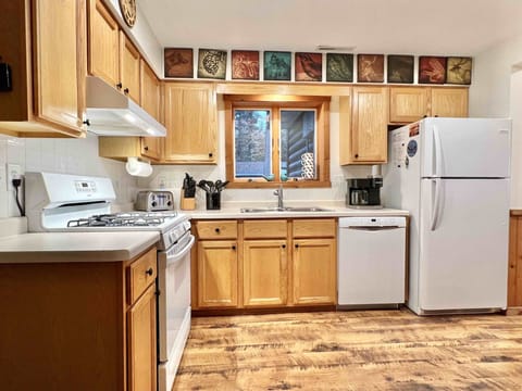 From cutlery to collanders, this kitchen has it all!