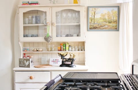 Rangemaster oven and full complement of herbs, spices, etc