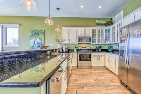 Functional and fully equipped main kitchen