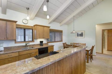 Open fully equipped kitchen, has all you need.