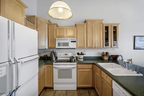 Updated white appliances, plent of cabinet space.