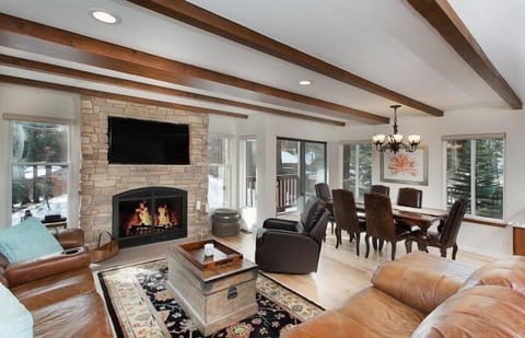 Beautiful condo, with warm mountain features