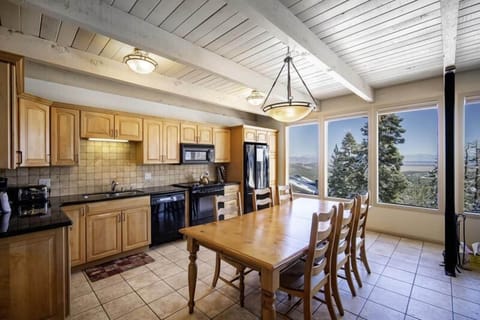 Dreamy kitchen, fully furnished and updated