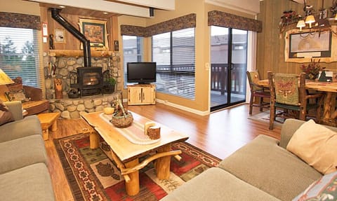 Stunning mountain living area & custom furniture
