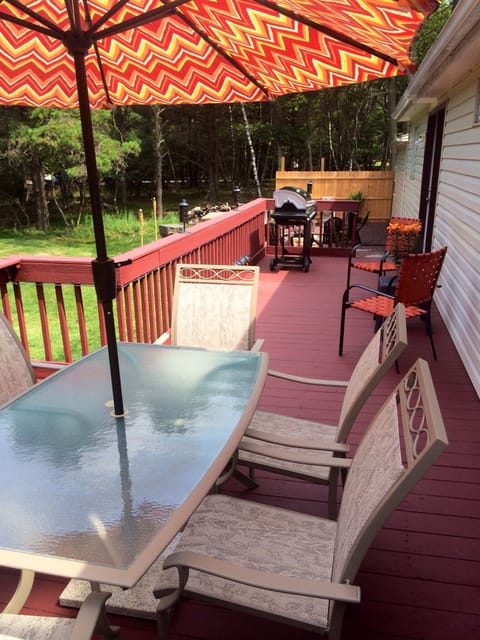 Enjoy sitting on the back deck & BBQ Grill. 