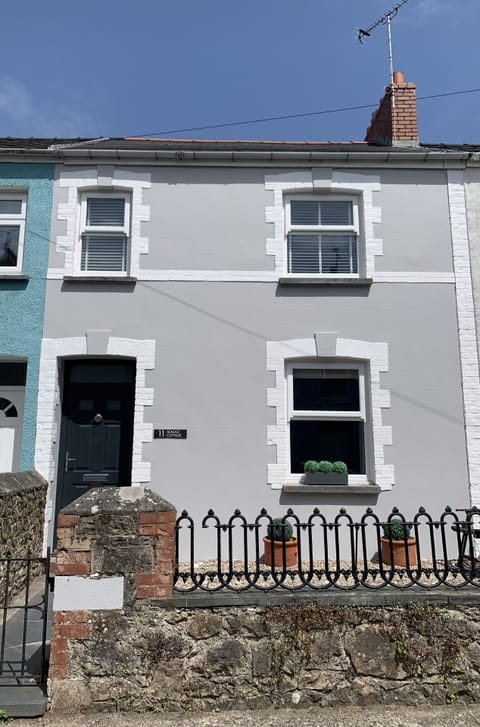 Seasalt has had a face lift for 2022 - new windows, front door and fresh paint !