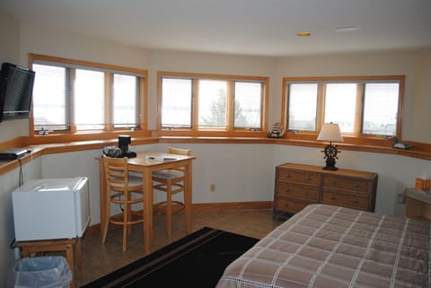 "Crew's Quarters" Lower Level 17 steps, Lake Views! Private Bath, TV, WIFI.