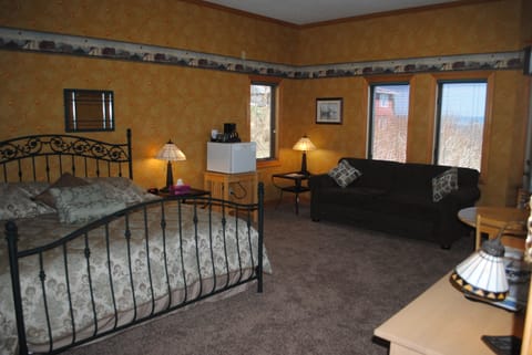 1-King, 1 Q-Sofa Sleeper, 30" Flat, WIFI, AC, shower & jetted tub, walk in clos