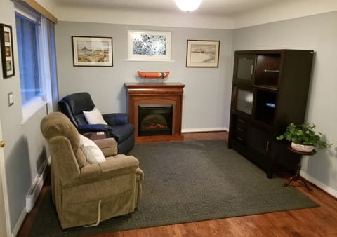 Family Room w/ Massage Recliner & Fireplace - Relax in Comfort!