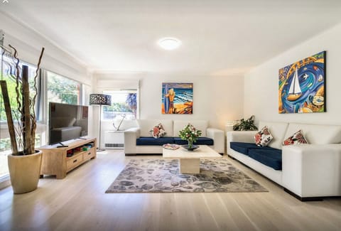 Open plan living area.  Garden outlook. Beach short 2 min stroll