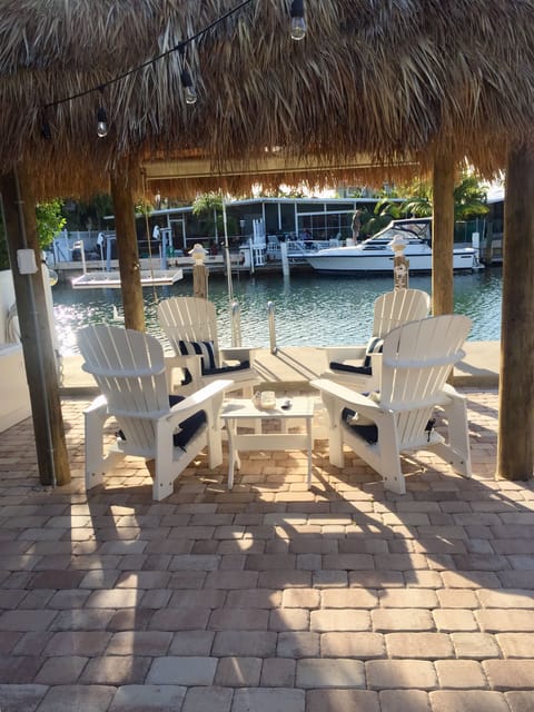  TikiHut backyard, perfect waterfront retreat to watch keys sunsets & cocktails.