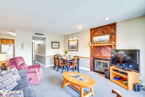 Living Room | Flat-Screen TV | Fireplace | Central Heating & A/C | Free WiFi