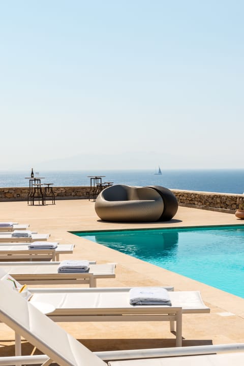 An overflow-design swimming pool acts as an attraction point for the guests 