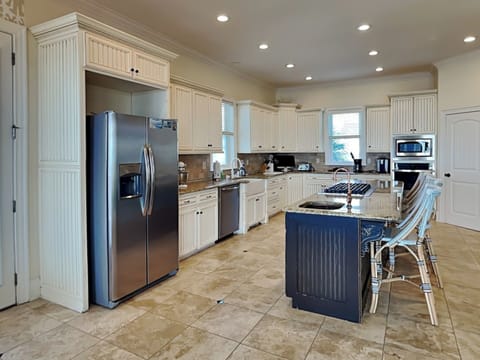 Fully Equipped Kitchen with Stainless Steel Appliances - First Floor