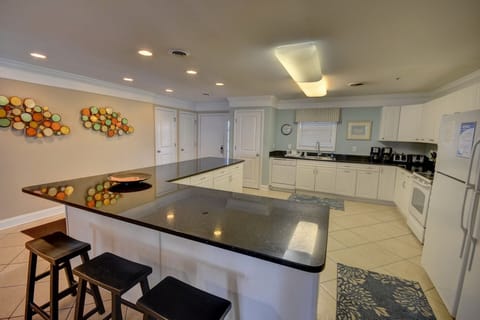 Open Entry and Large, fully equipped kitchen!!