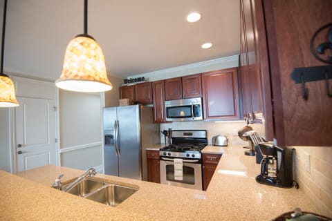 Fully equipped kitchen, including a gas stove, a wine cooler, and an ice maker