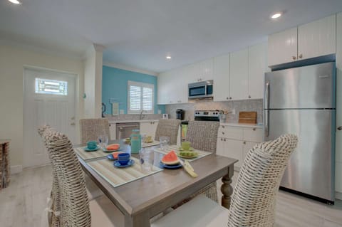 Lovely dining table for 6 people right off the kitchen.