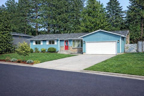 Premium 5 Bedroom Home 3,000 Sq.Ft. Hot-Tub, Home Theatre, GYM centrally located