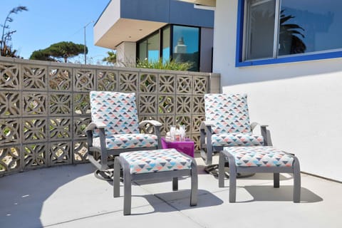 Lounge chairs forward facing to the ocean