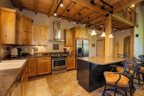 SWP 667 Leland Creek kitchen and breakfast bar