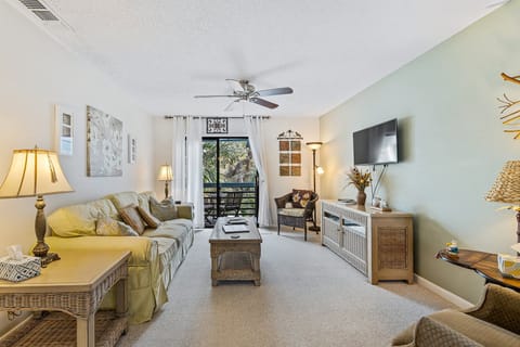Spacious living room with access to the balcony.