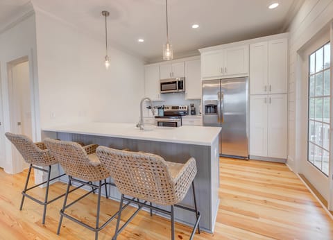 Counter height breakfast bar for 3 with fully equipped kitchen