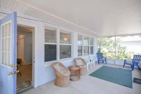 Large Screened in Back porch at 819 25th - Charming Beachside Home