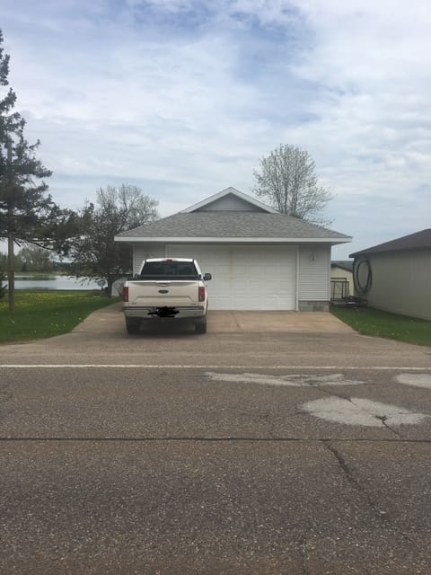 Garage/ parking view from road.
Unfortunately, garage is not included.